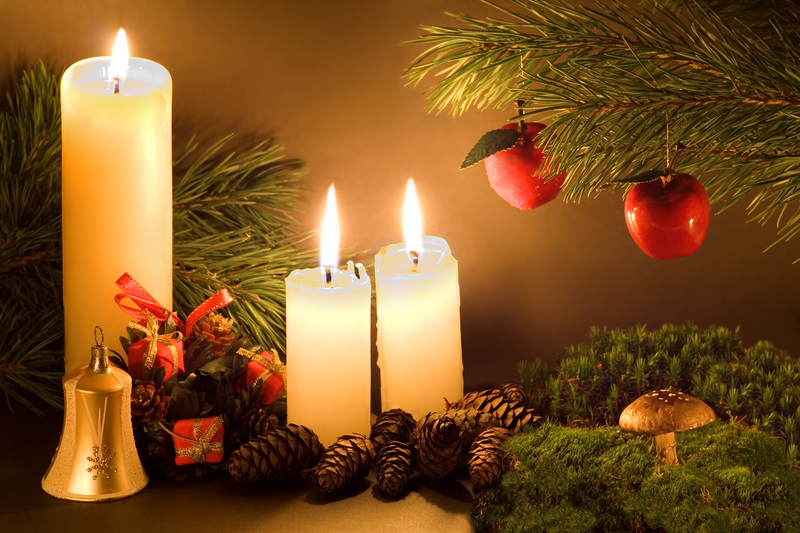 “Cosy Christmas scene with candlelight, evergreen branches and soft lights, symbolising calm and peace in the festive season.”